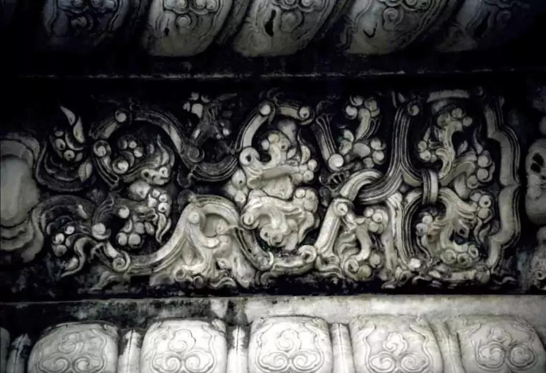 古老的石雕裝飾-皇家雕塑，歷史見證石頭上的滄桑和溫度