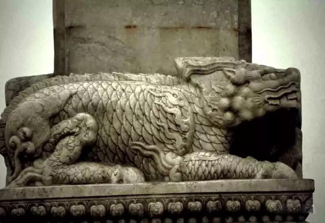 古老的石雕裝飾-皇家雕塑，歷史見證石頭上的滄桑和溫度