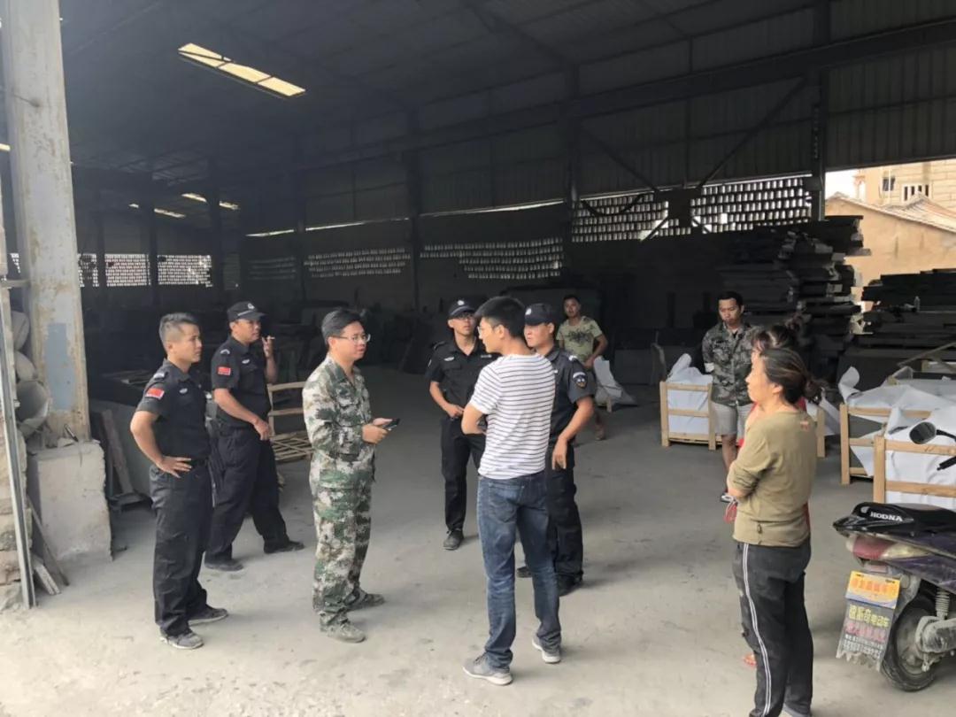 福建水頭鎮繼續取締“三無”石材企業 決不放松 水頭鎮繼續取締“三無”石材企業現場