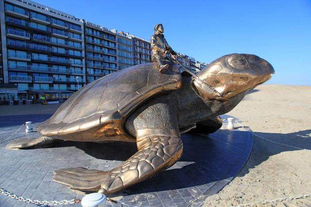 街頭雕刻藝術(shù)除了石材還有這么多原來