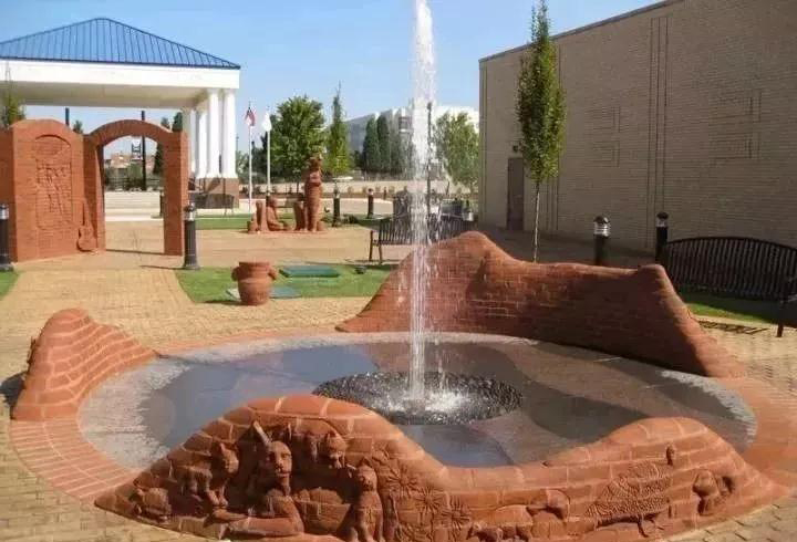 街頭雕刻藝術(shù)除了石材還有這么多原來