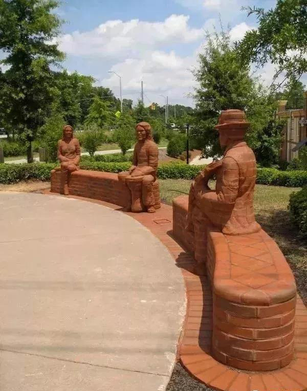 街頭雕刻藝術(shù)除了石材還有這么多原來