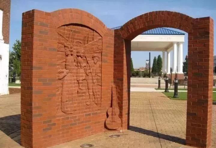 街頭雕刻藝術(shù)除了石材還有這么多原來