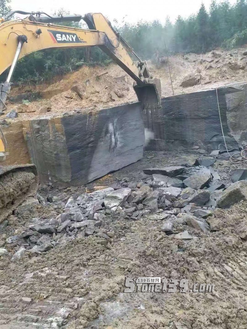 四川雅安天虹石材廠主營雅蒙黑、滎經(jīng)紅（中國紅）、紫檀木紋、漢白玉