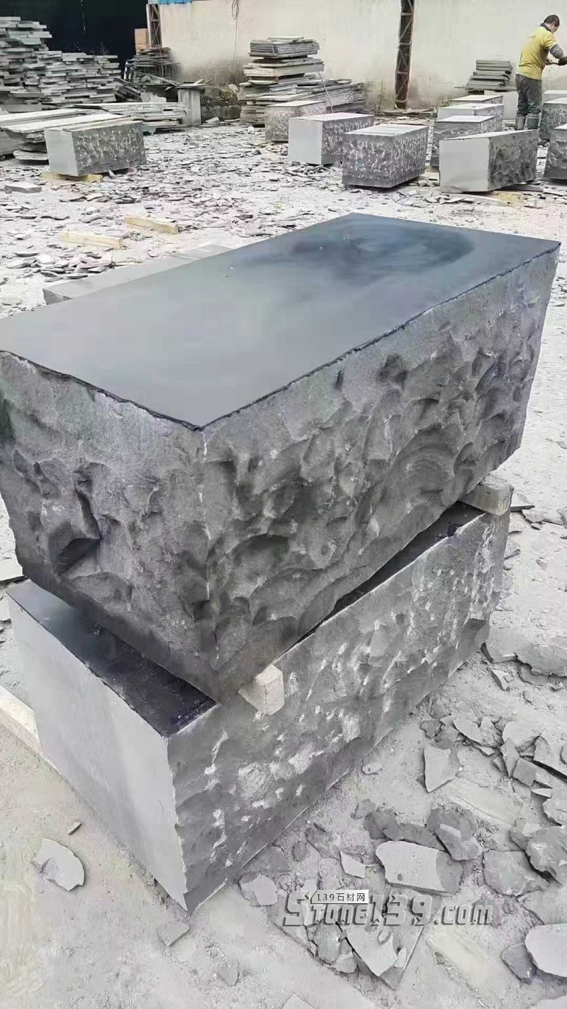 四川雅安天虹石材廠主營雅蒙黑、滎經(jīng)紅（中國紅）、紫檀木紋、漢白玉