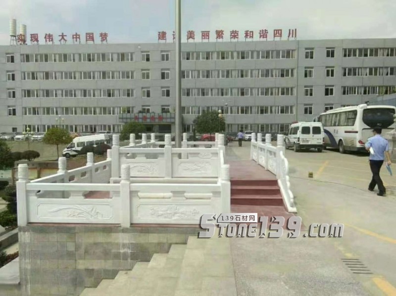 四川雅安天虹石材廠主營雅蒙黑、滎經(jīng)紅（中國紅）、紫檀木紋、漢白玉