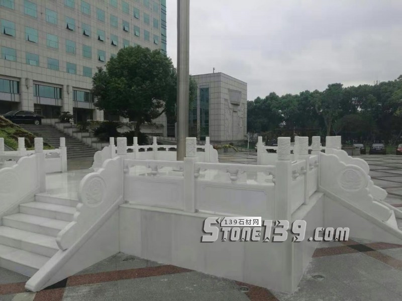 四川雅安天虹石材廠主營雅蒙黑、滎經(jīng)紅（中國紅）、紫檀木紋、漢白玉