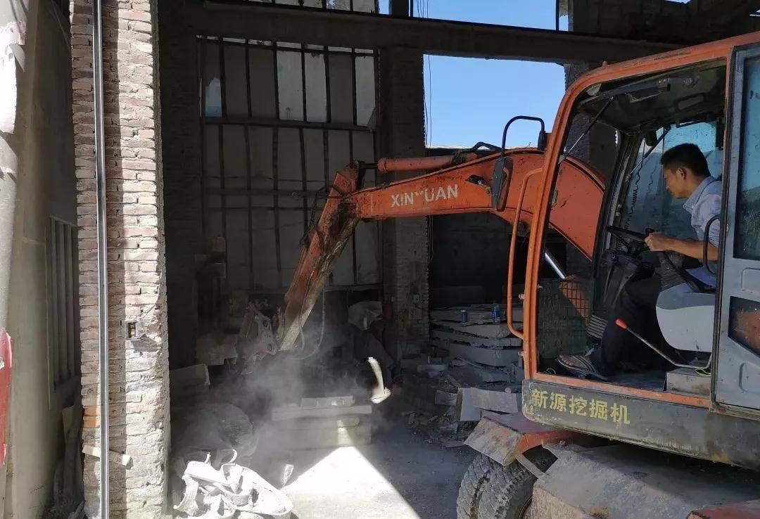 福建南安市豐州鎮開展石材行業環保整治雷霆行動 福建南安市豐州鎮石材行業環保整治現場