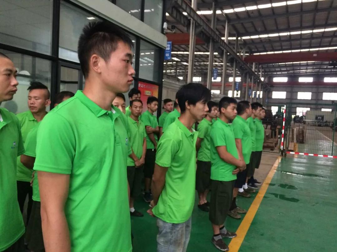 在大理石切割加工中負重前行的一群人