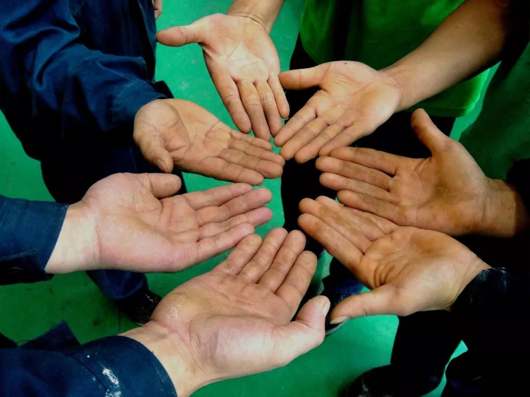 在大理石切割加工中負重前行的一群人