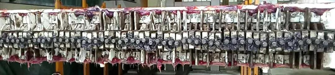 在大理石切割加工中負重前行的一群人