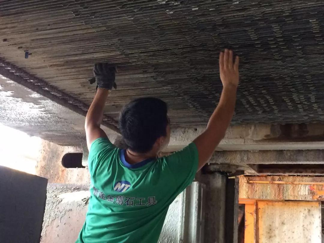 在大理石切割加工中負重前行的一群人