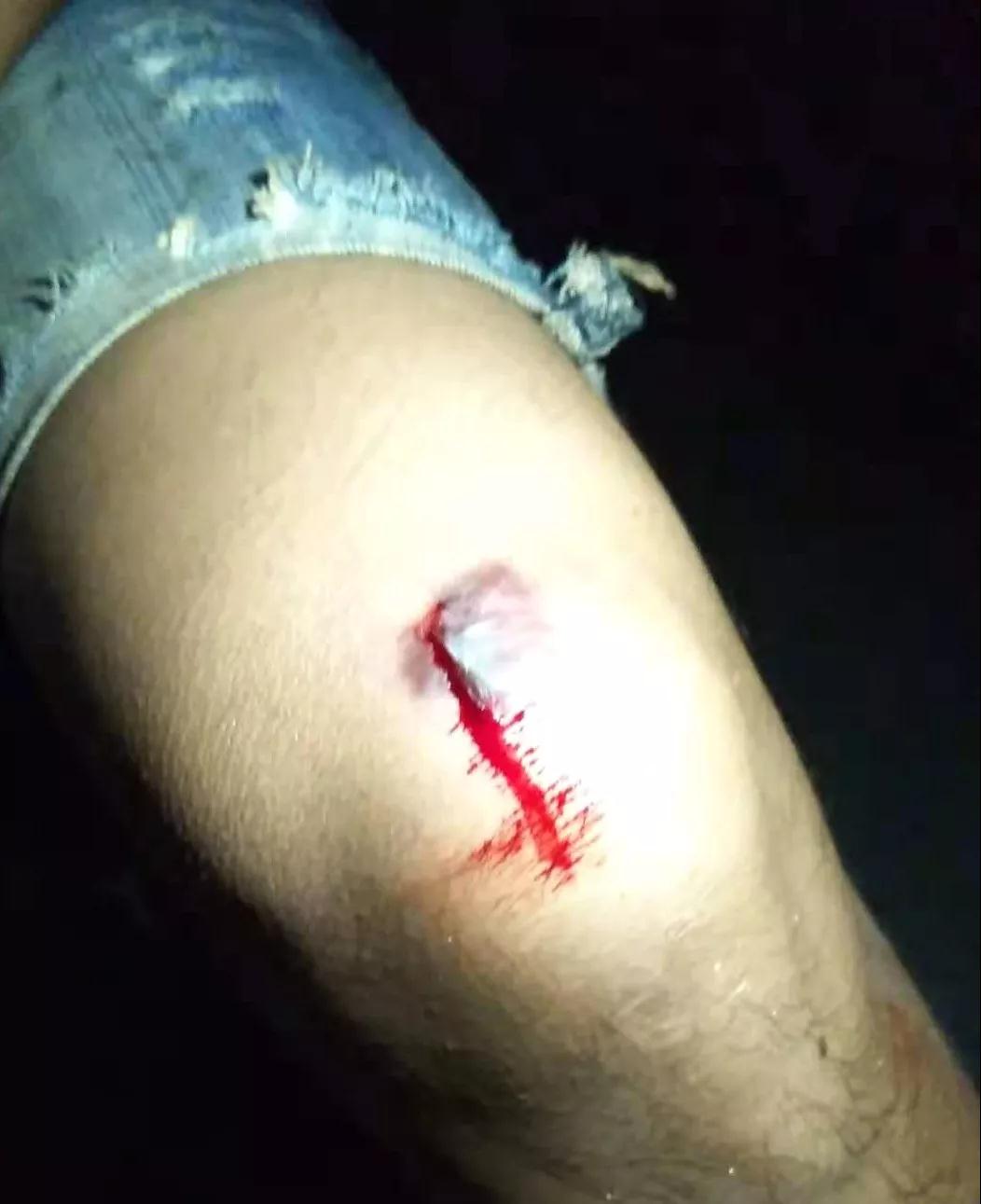 在大理石切割加工中負重前行的一群人