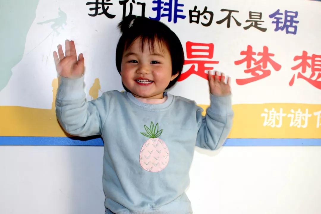 在大理石切割加工中負重前行的一群人