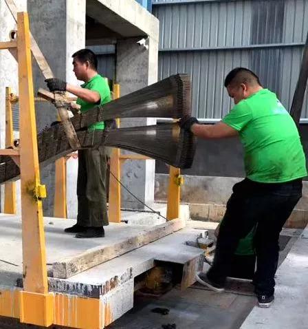 在大理石切割加工中負重前行的一群人