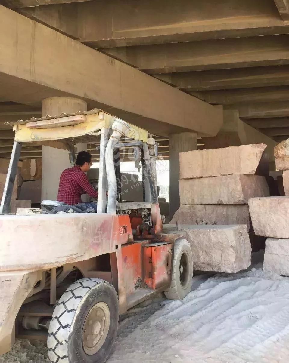 福建南安石井鎮(zhèn)“百日拆違”亮鋒芒,拆廠棚,移方料 福建南安市石井鎮(zhèn)拆石材廠棚,移石材方料