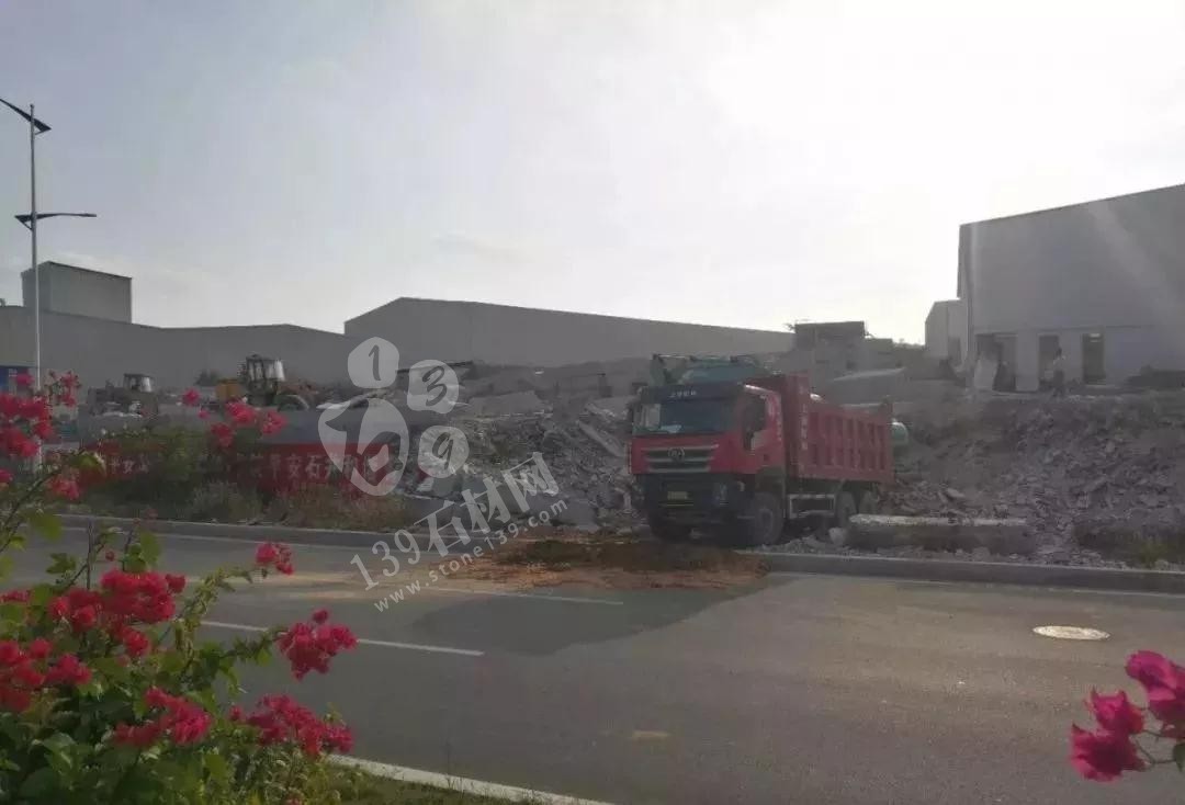 福建南安石井鎮(zhèn)“百日拆違”亮鋒芒,拆廠棚,移方料 福建南安市石井鎮(zhèn)拆石材廠棚,移石材方料