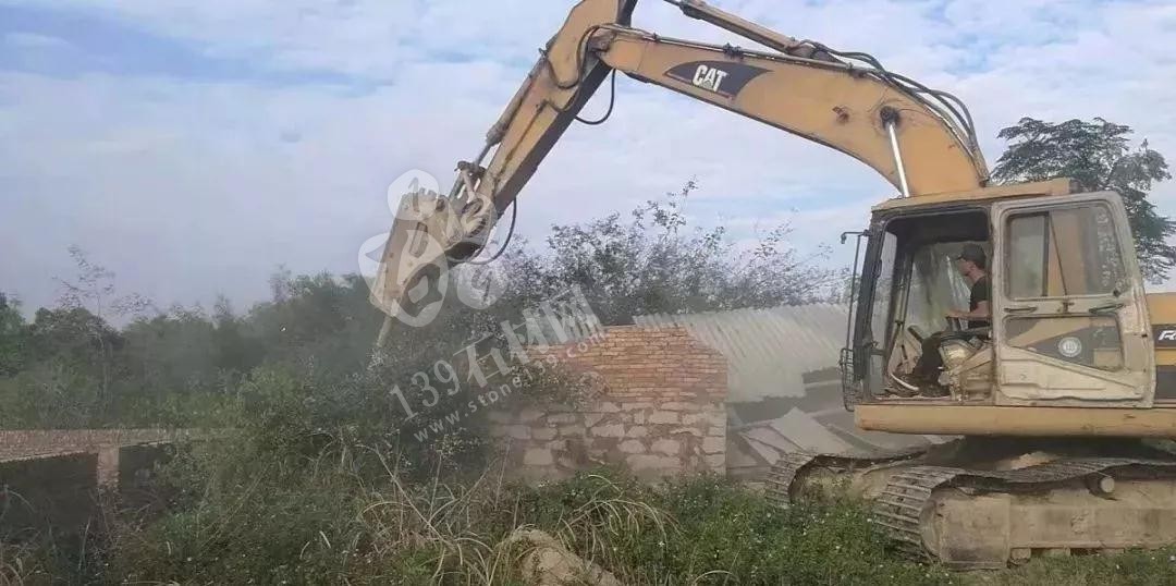 福建南安石井鎮(zhèn)“百日拆違”亮鋒芒,拆廠棚,移方料 福建南安市石井鎮(zhèn)拆石材廠棚,移石材方料