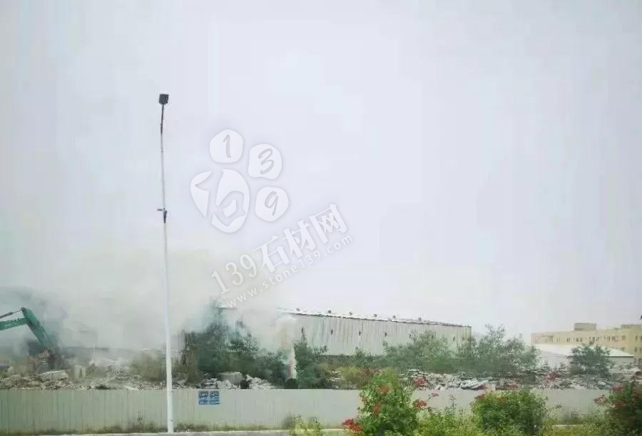 福建南安石井鎮(zhèn)“百日拆違”亮鋒芒,拆廠棚,移方料 福建南安市石井鎮(zhèn)拆石材廠棚,移石材方料