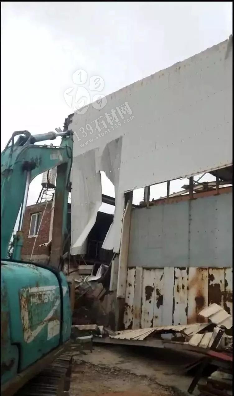 福建南安石井鎮(zhèn)“百日拆違”亮鋒芒,拆廠棚,移方料 福建南安市石井鎮(zhèn)拆石材廠棚,移石材方料