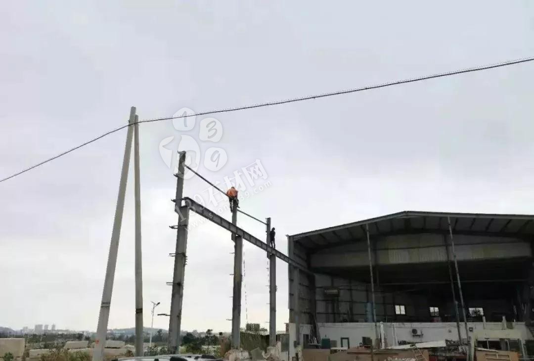 福建南安石井鎮(zhèn)“百日拆違”亮鋒芒,拆廠棚,移方料 福建南安市石井鎮(zhèn)拆石材廠棚,移石材方料