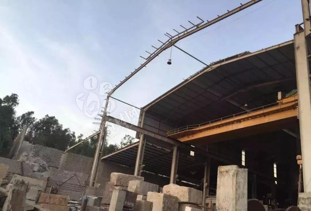 福建南安石井鎮(zhèn)“百日拆違”亮鋒芒,拆廠棚,移方料 福建南安市石井鎮(zhèn)拆石材廠棚,移石材方料