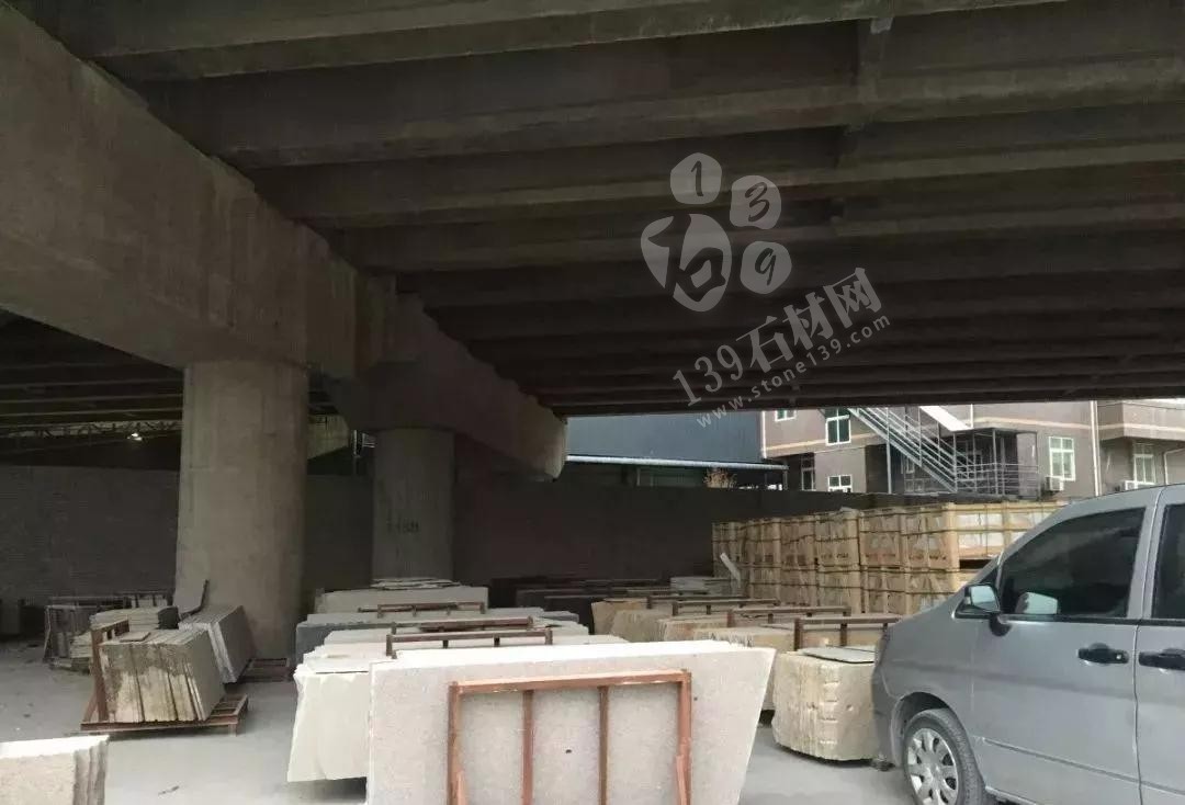 福建南安石井鎮(zhèn)“百日拆違”亮鋒芒,拆廠棚,移方料 福建南安市石井鎮(zhèn)拆石材廠棚,移石材方料