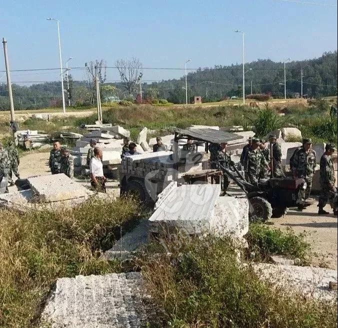 福建南安石井鎮(zhèn)“百日拆違”亮鋒芒,拆廠棚,移方料 福建南安市石井鎮(zhèn)拆石材廠棚,移石材方料