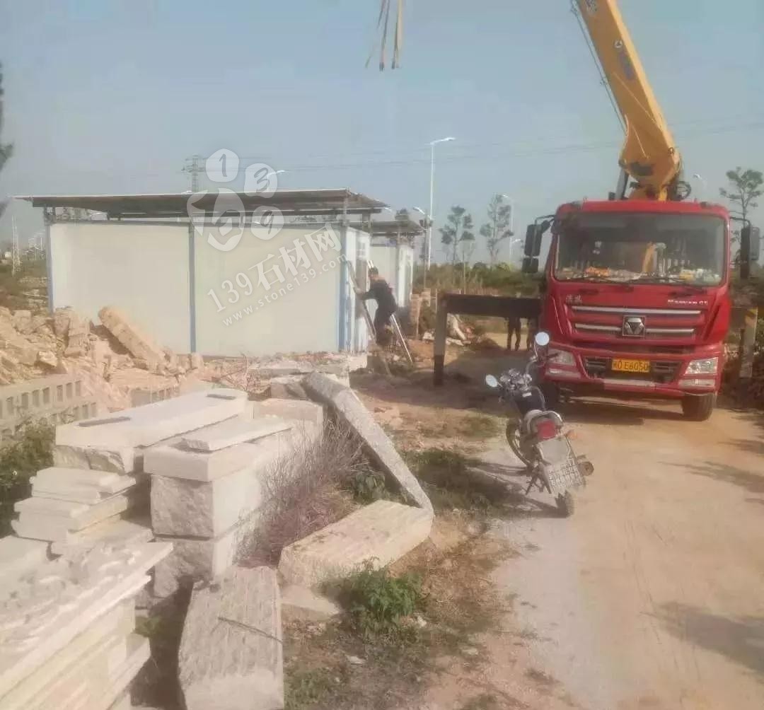 福建南安石井鎮(zhèn)“百日拆違”亮鋒芒,拆廠棚,移方料 福建南安市石井鎮(zhèn)拆石材廠棚,移石材方料