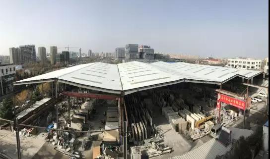 山東青島嶗山區(qū)中韓街道6000平石材廠被拆除,清運(yùn)石料2000噸