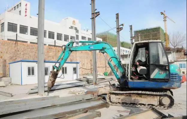 山東青島嶗山區(qū)中韓街道6000平石材廠被拆除,清運(yùn)石料2000噸