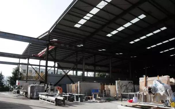 山東青島嶗山區(qū)中韓街道6000平石材廠被拆除,清運(yùn)石料2000噸