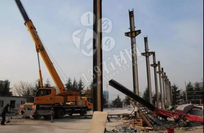 山東青島嶗山區(qū)中韓街道6000平石材廠被拆除,清運(yùn)石料2000噸