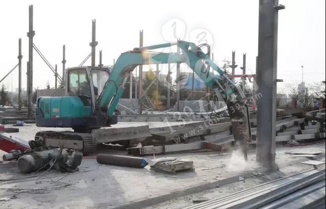 山東青島嶗山區(qū)中韓街道6000平石材廠被拆除,清運(yùn)石料2000噸