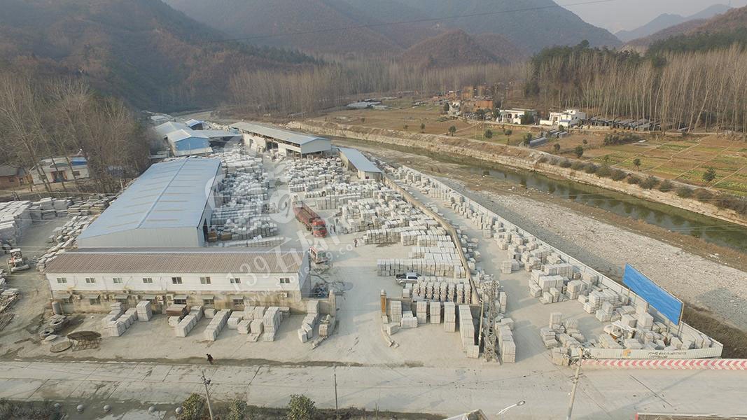 河南省內(nèi)鄉(xiāng)縣隆鑫石材年產(chǎn)梨花白板材200萬平方米 內(nèi)鄉(xiāng)縣隆鑫石材廠