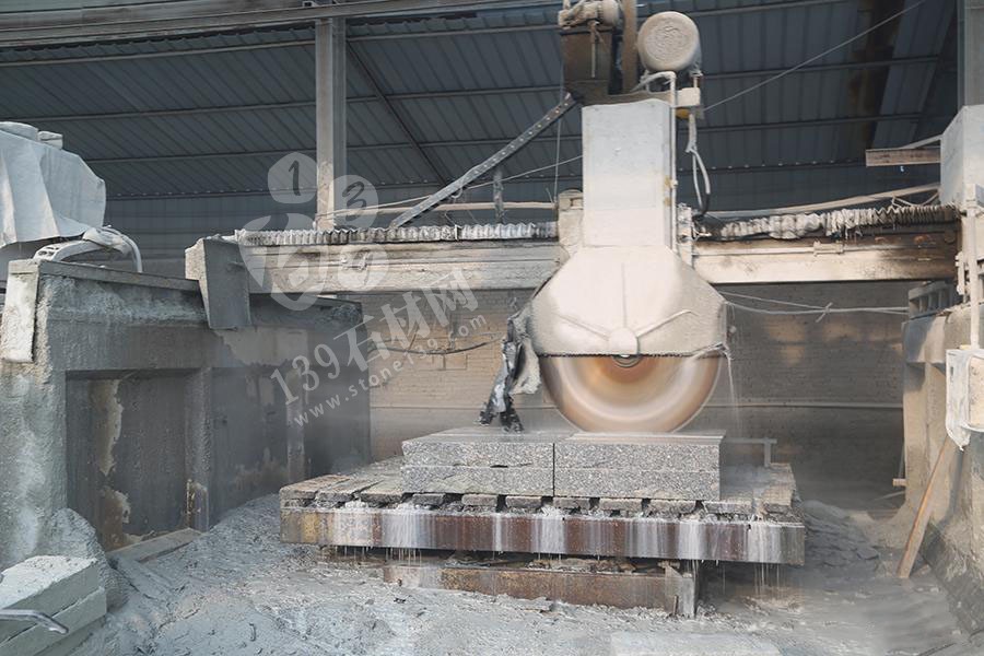 河南省內(nèi)鄉(xiāng)縣隆鑫石材年產(chǎn)梨花白板材200萬平方米 內(nèi)鄉(xiāng)縣隆鑫石材廠