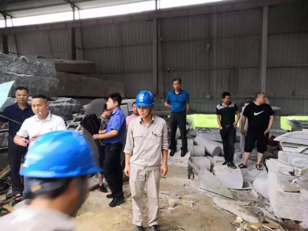 南安市詩(shī)山鎮(zhèn)、樂峰鎮(zhèn)查處轄區(qū)內(nèi)的“三無”石材廠