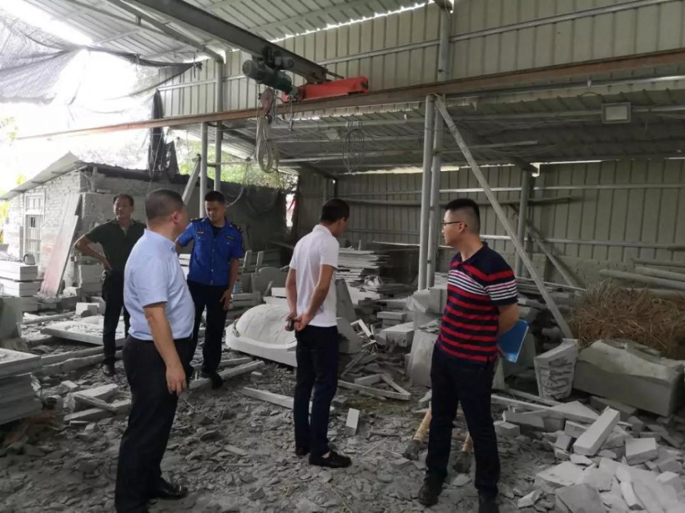 南安市詩(shī)山鎮(zhèn)、樂峰鎮(zhèn)查處轄區(qū)內(nèi)的“三無”石材廠