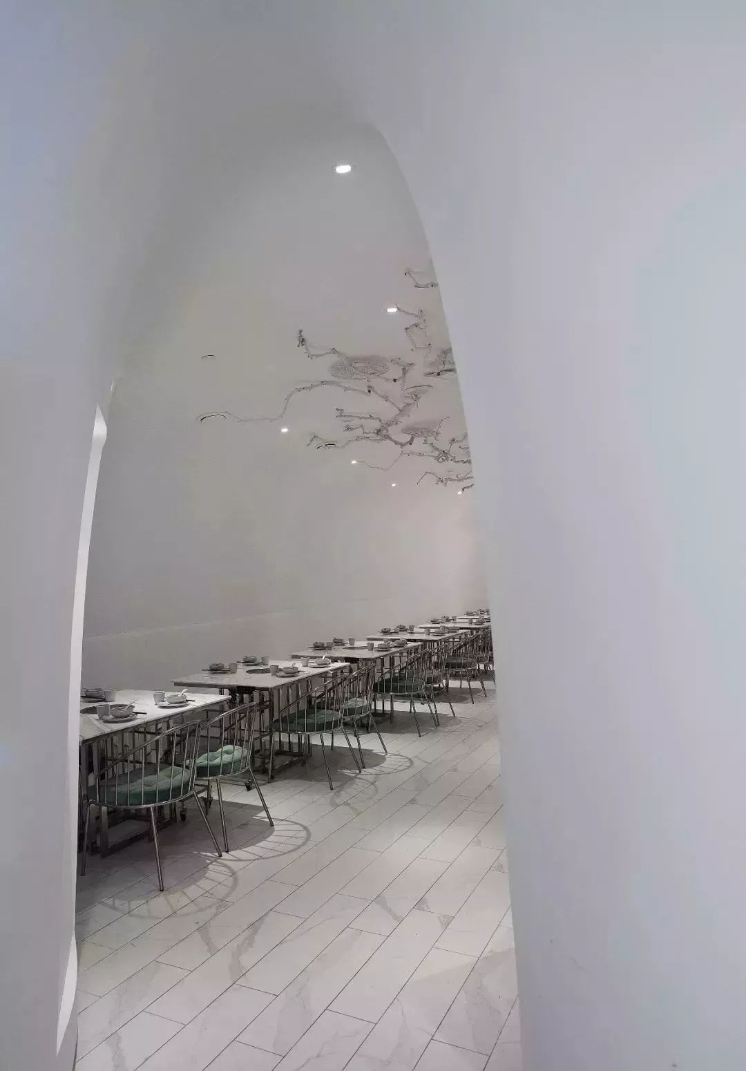 帶您看看上海一家時(shí)尚火鍋餐廳用“爵士白大理石”打造的內(nèi)裝視覺