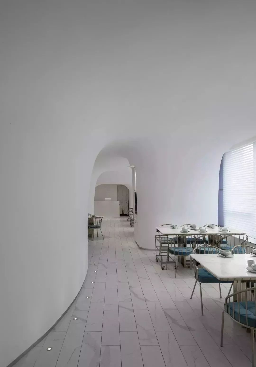 帶您看看上海一家時(shí)尚火鍋餐廳用“爵士白大理石”打造的內(nèi)裝視覺