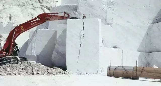 電影《Il Capo（當家之主）》講述采石人對大理石的采集過程