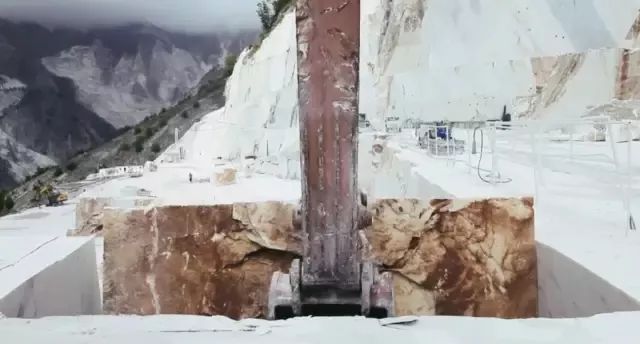 電影《Il Capo（當家之主）》講述采石人對大理石的采集過程