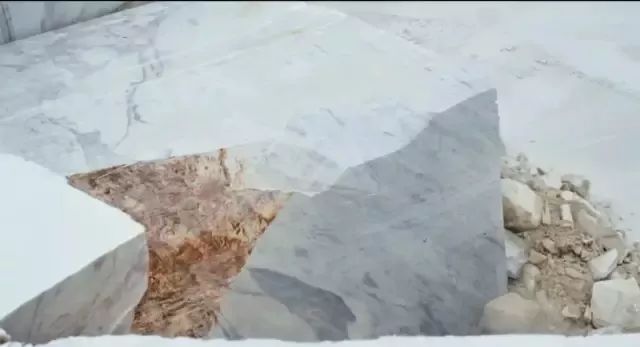 電影《Il Capo（當家之主）》講述采石人對大理石的采集過程