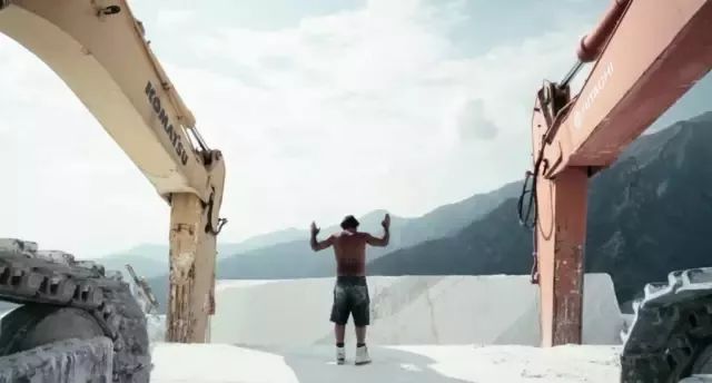電影《Il Capo（當家之主）》講述采石人對大理石的采集過程