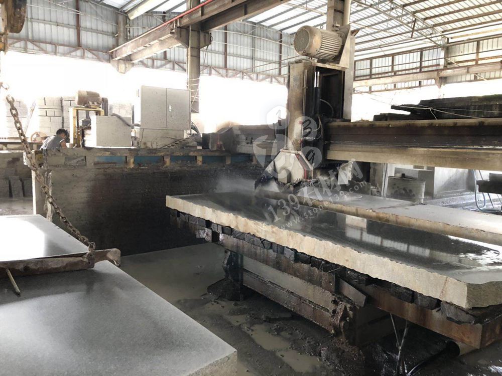 廣東永強石材主營湛江黑,廉江白麻,海浪花(雙稱浪花白),廉江芝麻白、廉江中花、芝麻灰、芝麻黑、海浪花、臺山紅、桂林紅