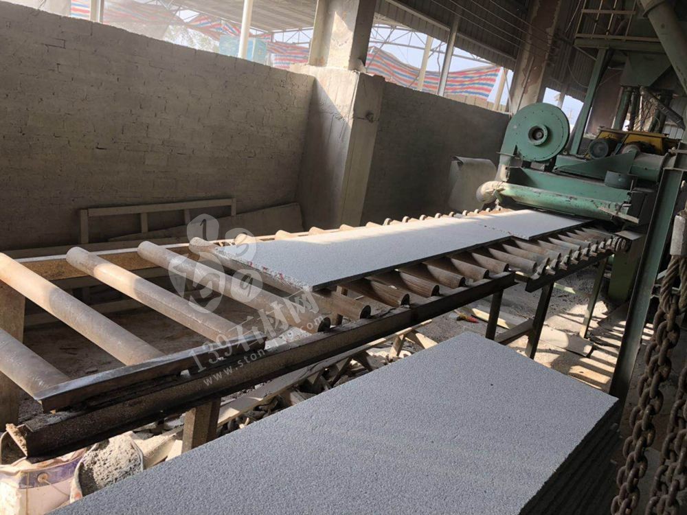 廣東永強石材主營湛江黑,廉江白麻,海浪花(雙稱浪花白),廉江芝麻白、廉江中花、芝麻灰、芝麻黑、海浪花、臺山紅、桂林紅