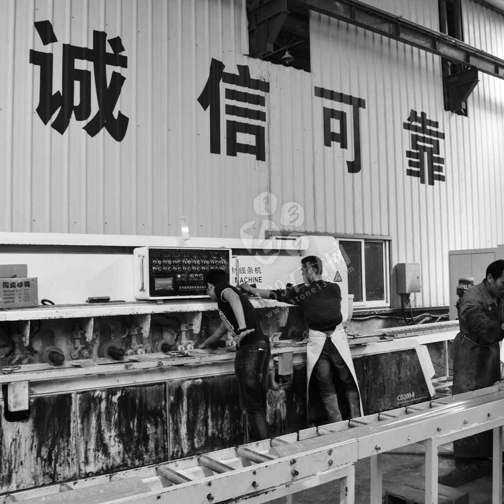 石材廠一線工人工作照
