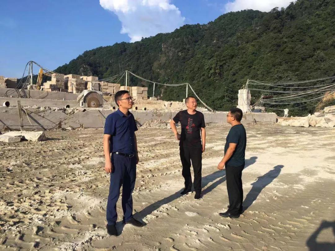 (江西新卡麥產地)德興市緊急召開石材產業整治工作部署會