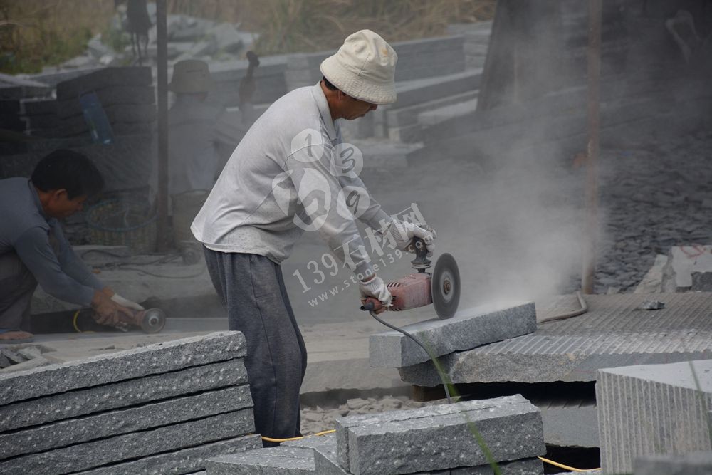 芝麻黑G654石材菠蘿面的加工(手工敲打)圖