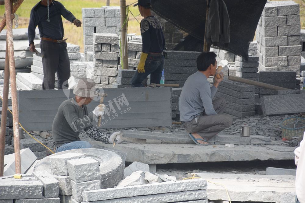 芝麻黑G654石材菠蘿面的加工(手工敲打)圖